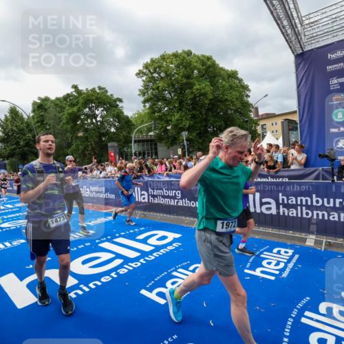 29.06.2025 - hella hamburg halbmarathon Zöllner http://msf.ph/oto/8446766 29.06.2025 10:57:54 Ziel 1972, 2034, 2806, 2883, 5391, 7138, 7269, 9820, 10599, 10703, 11394, 12440, 12523, 13376, 14737, 15349, 16517, 17543, 18492, 18727 meine-sportfotos.de