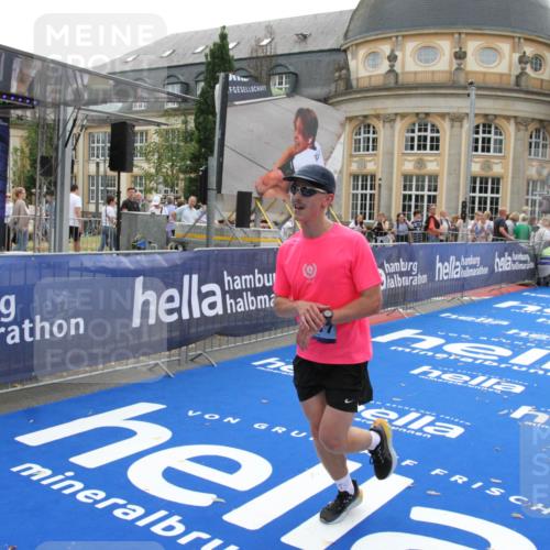 29.06.2025 - hella hamburg halbmarathon Michael Strokosch http://msf.ph/oto/8446904 29.06.2025 10:28:00 Ziel 10106, 10485, 12189, 16377, 17488 meine-sportfotos.de
