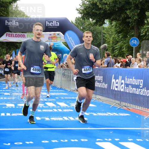 29.06.2025 - hella hamburg halbmarathon Strokosch-Dieckow http://msf.ph/oto/8446948 29.06.2025 10:49:05 Ziel 1381, 1452, 2013, 4832, 4847, 4890, 6389, 7297, 8302, 8821, 9695, 10184, 13614, 13688, 15523, 16414, 16627, 16731, 17173, 17632, 18598, 18842 meine-sportfotos.de