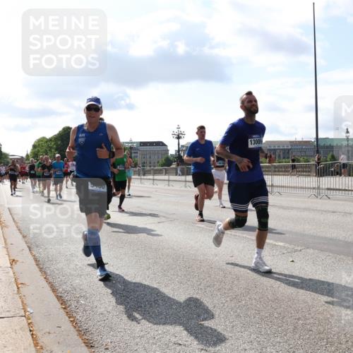 29.06.2025 - hella hamburg halbmarathon Lena Gebhardt http://msf.ph/oto/8446958 29.06.2025 09:53:34 Lombardsbrücke 3414, 18638, 13009, 1012, 1391, 1466, 1558, 1735, 1750, 1759, 2234, 2270, 2365, 2402, 2516, 2590, 2623, 2890, 2937, 3004, 3146, 3186, 3414, 4091, 4140, 4247, 4310, 4553, 4949, 4997, 5022, 5115, 5132, 5362, 5460, 5532, 5623, 5624, 5650, 5692, 6071, 6081, 6203, 6282, 6375, 6388, 6460, 6575, 6712, 6903, 7204, 7322, 7385, 7448, 7450, 7480, 7765, 8023, 8063, 8664, 9030, 9126, 9626, 9633, 9723, 9965, 10792, 11077, 13009 meine-sportfotos.de
