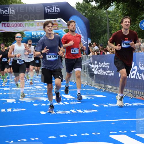 29.06.2025 - hella hamburg halbmarathon Strokosch-Dieckow http://msf.ph/oto/8446995 29.06.2025 10:39:13 Ziel 1445, 2044, 3282, 4565, 4759, 5752, 6037, 8319, 8925, 11305, 12046, 12137, 13479, 13729, 14311, 15556, 16656, 17646, 17668, 18149, 18547 meine-sportfotos.de