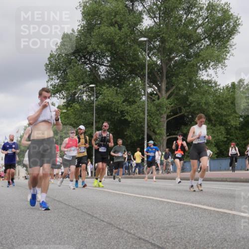 29.06.2025 - hella hamburg halbmarathon Luisa Fischer http://msf.ph/oto/8446999 29.06.2025 10:29:14 Kennedybrücke 4378, 12505, 10846, 5028, 3765, 12074, 3765, 4378, 5028, 6663, 9186 meine-sportfotos.de