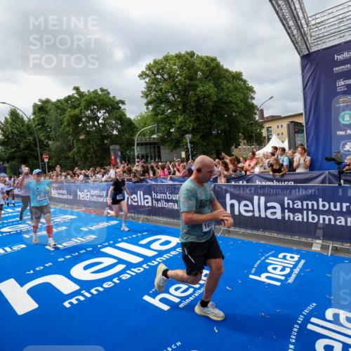 29.06.2025 - hella hamburg halbmarathon Zöllner http://msf.ph/oto/8447006 29.06.2025 10:57:57 Ziel 2025, 2806, 2883, 3093, 3575, 7138, 7159, 7189, 7269, 9820, 10703, 11394, 12523, 13376, 14881, 15349, 16517, 17543, 18492 meine-sportfotos.de