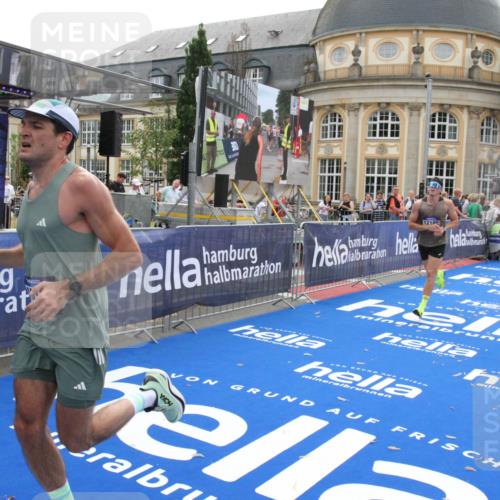 29.06.2025 - hella hamburg halbmarathon Michael Strokosch http://msf.ph/oto/8447007 29.06.2025 10:28:04 Ziel 10106, 10485, 12189, 13383, 14757, 17488 meine-sportfotos.de