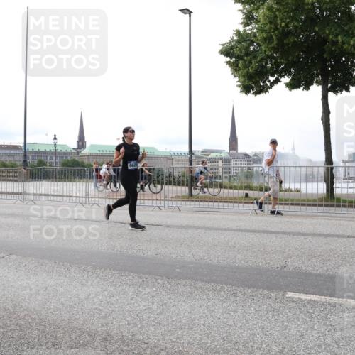 29.06.2025 - hella hamburg halbmarathon Lena Gebhardt http://msf.ph/oto/8447023 29.06.2025 10:30:13 Lombardsbrücke 16604, 6626, 1097, 1547, 1694, 2302, 2699, 2901, 3443, 3573, 3613, 4575, 4580, 4819, 5063, 5322, 6598, 6616, 6626, 8388, 8792, 8941, 9095, 10162, 10880, 11376, 12305, 12349, 12350, 12504, 12537, 12687, 12688, 12710, 13031, 13418, 13810, 14304, 14421, 15266, 15789, 15938, 16182, 16504, 16601, 16604, 16735, 16769, 16864, 17529, 18046, 18385, 18503, 18671 meine-sportfotos.de