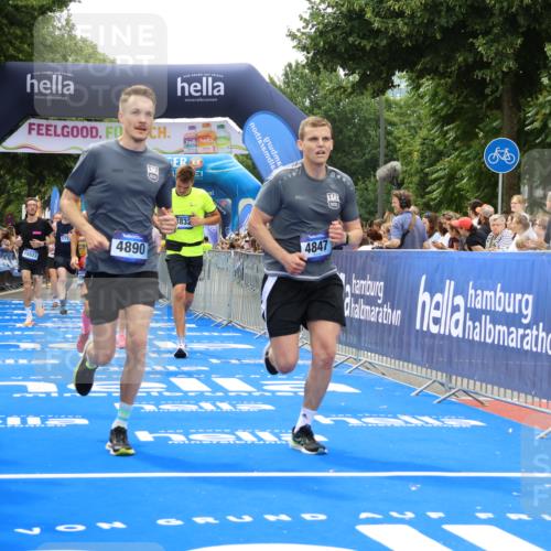 29.06.2025 - hella hamburg halbmarathon Strokosch-Dieckow http://msf.ph/oto/8447037 29.06.2025 10:49:05 Ziel 1381, 1452, 2013, 4832, 4847, 4890, 6389, 7297, 8302, 8821, 9695, 10184, 13614, 13688, 15523, 16414, 16627, 16731, 17173, 17632, 18598, 18842 meine-sportfotos.de