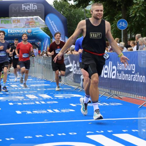 29.06.2025 - hella hamburg halbmarathon Strokosch-Dieckow http://msf.ph/oto/8447049 29.06.2025 10:39:12 Ziel 1445, 2044, 3282, 4565, 4759, 5752, 6037, 6686, 6687, 8319, 8925, 11305, 11619, 12046, 12137, 13479, 13729, 14311, 15556, 16656, 17646, 17668, 18149, 18547 meine-sportfotos.de
