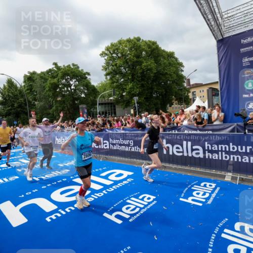 29.06.2025 - hella hamburg halbmarathon Zöllner http://msf.ph/oto/8447059 29.06.2025 10:57:58 Ziel 1200, 2025, 2806, 2883, 3093, 3575, 7138, 7159, 7189, 9820, 11394, 12378, 13376, 13465, 14881, 15349, 16517, 17543, 18492, 18762 meine-sportfotos.de