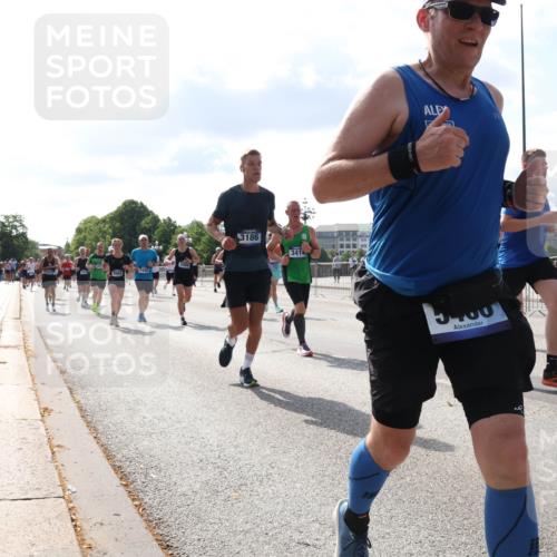 29.06.2025 - hella hamburg halbmarathon Lena Gebhardt http://msf.ph/oto/8447087 29.06.2025 09:53:35 Lombardsbrücke 7448, 3186, 3414, 5400, 88888, 1012, 1466, 1558, 1735, 1750, 1759, 2234, 2270, 2365, 2402, 2516, 2623, 2890, 2937, 3004, 3146, 3186, 3414, 4091, 4140, 4247, 4310, 4553, 4949, 4997, 5022, 5115, 5132, 5362, 5460, 5532, 5623, 5624, 5650, 5692, 6071, 6081, 6203, 6282, 6309, 6375, 6388, 6460, 6575, 6712, 6903, 7204, 7322, 7385, 7448, 7450, 7480, 7765, 8023, 8063, 8664, 9030, 9126, 9626, 9633, 9723, 9965, 10792, 11077, 13009 meine-sportfotos.de