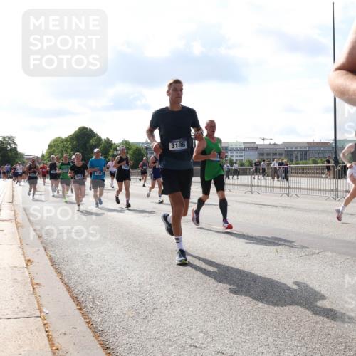 29.06.2025 - hella hamburg halbmarathon Lena Gebhardt http://msf.ph/oto/8447106 29.06.2025 09:53:35 Lombardsbrücke 7448, 3186, 18638, 1012, 1466, 1558, 1735, 1750, 1759, 2234, 2270, 2365, 2402, 2516, 2623, 2890, 2937, 3004, 3146, 3186, 3414, 4091, 4140, 4247, 4310, 4553, 4949, 4997, 5022, 5115, 5132, 5362, 5460, 5532, 5623, 5624, 5650, 5692, 6071, 6081, 6203, 6282, 6309, 6375, 6388, 6460, 6575, 6712, 6903, 7204, 7322, 7385, 7448, 7450, 7480, 7765, 8023, 8063, 8664, 9030, 9126, 9626, 9633, 9723, 9965, 10792, 11077, 13009 meine-sportfotos.de