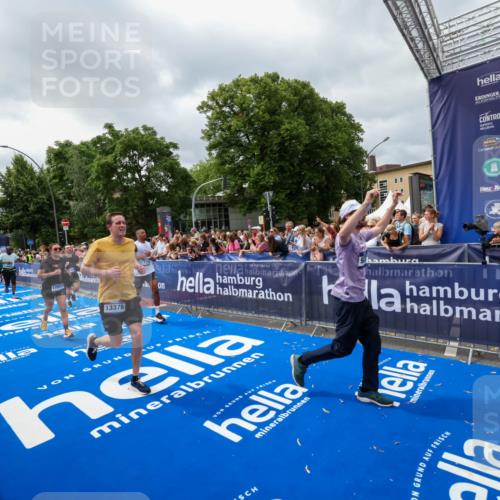 29.06.2025 - hella hamburg halbmarathon Zöllner http://msf.ph/oto/8447158 29.06.2025 10:57:59 Ziel 1200, 2025, 2806, 2883, 3093, 3575, 4579, 6531, 7138, 7159, 7189, 8089, 9820, 11394, 12378, 13376, 13465, 14881, 15349, 15527, 17543, 18492, 18762 meine-sportfotos.de