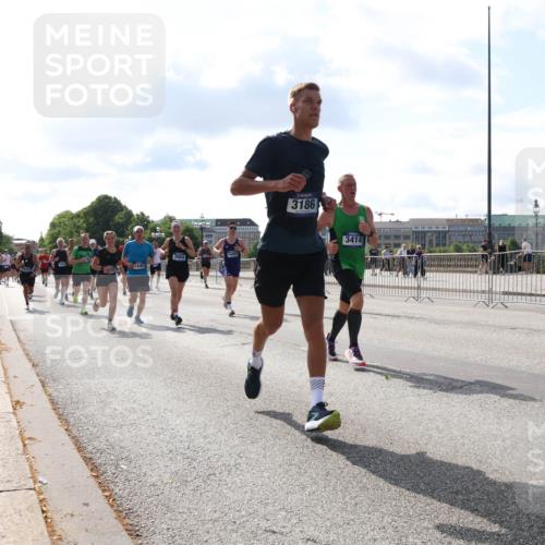 29.06.2025 - hella hamburg halbmarathon Lena Gebhardt http://msf.ph/oto/8447161 29.06.2025 09:53:35 Lombardsbrücke 7448, 3004, 14262, 3186, 3414, 1012, 1466, 1558, 1735, 1750, 1759, 2234, 2270, 2365, 2402, 2516, 2623, 2890, 2937, 3004, 3146, 3186, 3414, 4091, 4140, 4247, 4310, 4553, 4949, 4997, 5022, 5115, 5132, 5362, 5460, 5532, 5623, 5624, 5650, 5692, 6071, 6081, 6203, 6282, 6309, 6375, 6388, 6460, 6575, 6712, 6903, 7204, 7322, 7385, 7448, 7450, 7480, 7765, 8023, 8063, 8664, 9030, 9126, 9626, 9633, 9723, 9965, 10792, 11077, 13009 meine-sportfotos.de