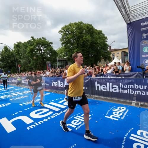 29.06.2025 - hella hamburg halbmarathon Zöllner http://msf.ph/oto/8447205 29.06.2025 10:58:00 Ziel 1200, 2025, 2883, 3093, 3575, 4579, 6531, 7138, 7159, 7189, 8089, 9820, 11394, 12378, 13376, 13465, 14881, 15090, 15349, 15527, 17543, 18762 meine-sportfotos.de