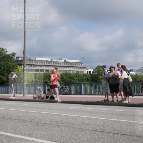29.06.2025 - hella hamburg halbmarathon Luisa Fischer http://msf.ph/oto/8447222 29.06.2025 09:47:37 Kennedybrücke 4050, 1990, 4050, 4698, 5328, 5826, 7723, 8883, 9634 meine-sportfotos.de