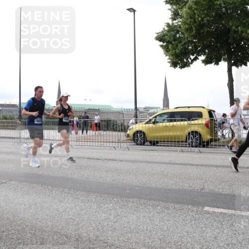 29.06.2025 - hella hamburg halbmarathon Lena Gebhardt http://msf.ph/oto/8447244 29.06.2025 10:30:14 Lombardsbrücke 1804, 1660, 66, 1097, 1547, 1694, 2302, 2699, 2901, 3443, 3573, 3613, 4575, 4580, 4819, 5063, 5322, 6598, 6616, 6626, 8388, 8792, 8941, 9095, 10162, 10880, 11376, 12305, 12349, 12350, 12504, 12537, 12687, 12688, 12710, 13031, 13418, 14304, 14421, 15266, 15789, 15938, 16182, 16504, 16601, 16604, 16735, 16769, 16864, 17529, 18046, 18503, 18671 meine-sportfotos.de