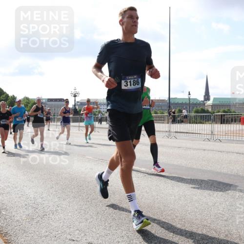 29.06.2025 - hella hamburg halbmarathon Lena Gebhardt http://msf.ph/oto/8447271 29.06.2025 09:53:36 Lombardsbrücke 97, 9965, 7448, 3186, 18638, 1466, 1558, 1735, 1750, 1759, 2234, 2270, 2365, 2402, 2516, 2623, 2823, 2890, 2937, 3004, 3146, 3186, 3414, 4091, 4140, 4247, 4310, 4553, 4949, 4997, 5022, 5115, 5132, 5362, 5460, 5532, 5623, 5624, 5650, 5692, 6071, 6081, 6203, 6282, 6309, 6375, 6388, 6460, 6575, 6903, 7204, 7322, 7385, 7448, 7450, 7480, 7765, 8023, 8063, 8269, 8664, 9030, 9126, 9626, 9633, 9723, 9965, 10792, 11077, 13009 meine-sportfotos.de