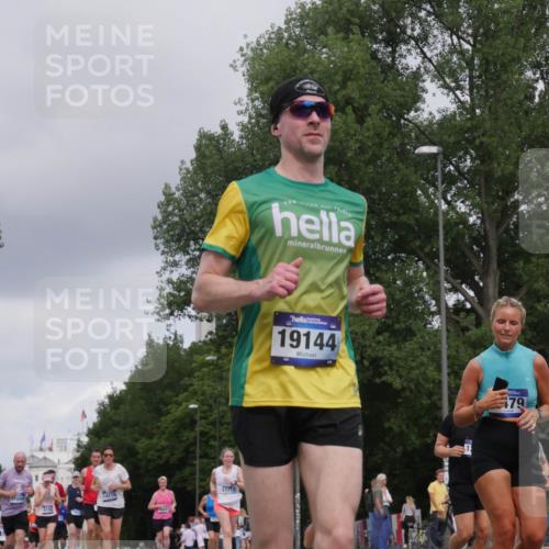 29.06.2025 - hella hamburg halbmarathon Luisa Fischer http://msf.ph/oto/8447275 29.06.2025 10:29:35 Kennedybrücke 9811, 11699, 6159, 14179, 17712, 19144, 79, 1479, 1973, 5497, 6637, 9573, 10465 meine-sportfotos.de