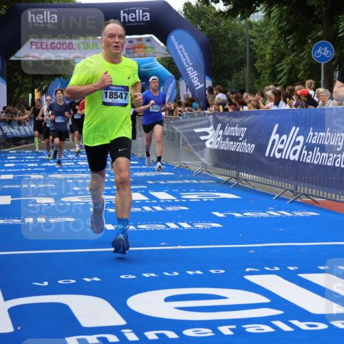 29.06.2025 - hella hamburg halbmarathon Strokosch-Dieckow http://msf.ph/oto/8447278 29.06.2025 10:39:10 Ziel 1445, 2044, 3282, 4565, 4759, 5752, 6686, 6687, 8319, 8925, 11305, 11619, 12046, 12137, 13479, 13729, 14311, 15556, 16656, 16820, 17646, 17668, 18149, 18547 meine-sportfotos.de