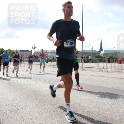 29.06.2025 - hella hamburg halbmarathon Lena Gebhardt http://msf.ph/oto/8447317 29.06.2025 09:53:36 Lombardsbrücke 9965, 7448, 3186, 18638, 1466, 1558, 1735, 1750, 1759, 2234, 2270, 2365, 2402, 2516, 2623, 2823, 2890, 2937, 3004, 3146, 3186, 3414, 4091, 4140, 4247, 4310, 4553, 4949, 4997, 5022, 5115, 5132, 5362, 5460, 5532, 5623, 5624, 5650, 5692, 6071, 6081, 6203, 6282, 6309, 6375, 6388, 6460, 6575, 6903, 7204, 7322, 7385, 7448, 7450, 7480, 7765, 8023, 8063, 8269, 8664, 9030, 9126, 9626, 9633, 9723, 9965, 10792, 11077, 13009 meine-sportfotos.de