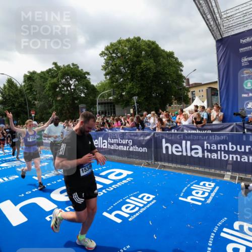 29.06.2025 - hella hamburg halbmarathon Zöllner http://msf.ph/oto/8447323 29.06.2025 10:58:02 Ziel 1200, 2025, 3093, 3141, 3575, 4579, 6531, 7138, 7159, 7189, 8089, 10036, 11394, 11832, 12378, 12773, 13465, 14881, 15090, 15349, 15527, 18762 meine-sportfotos.de
