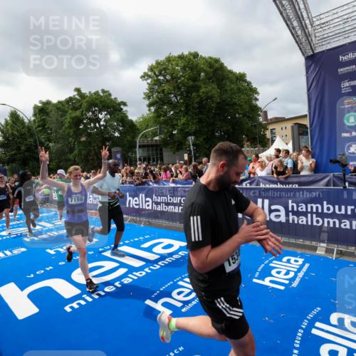 29.06.2025 - hella hamburg halbmarathon Zöllner http://msf.ph/oto/8447337 29.06.2025 10:58:03 Ziel 1200, 2025, 3093, 3141, 3575, 4579, 6531, 6892, 7159, 7189, 8089, 10036, 11394, 11832, 12378, 12773, 13465, 14881, 15090, 15349, 15527, 18762 meine-sportfotos.de