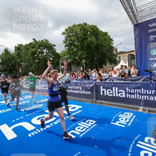 29.06.2025 - hella hamburg halbmarathon Zöllner http://msf.ph/oto/8447344 29.06.2025 10:58:03 Ziel 1200, 2025, 3093, 3141, 3575, 4579, 6531, 6892, 7159, 7189, 8089, 10036, 11394, 11832, 12378, 12773, 13465, 14881, 15090, 15349, 15527, 18762 meine-sportfotos.de