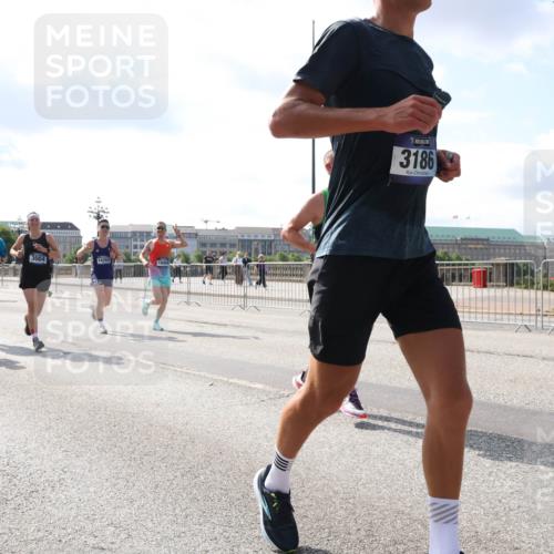 29.06.2025 - hella hamburg halbmarathon Lena Gebhardt http://msf.ph/oto/8447357 29.06.2025 09:53:36 Lombardsbrücke 7448, 3004, 14262, 3186, 1466, 1558, 1735, 1750, 1759, 2234, 2270, 2365, 2402, 2516, 2623, 2823, 2890, 2937, 3004, 3146, 3186, 3414, 4091, 4140, 4247, 4310, 4553, 4949, 4997, 5022, 5115, 5132, 5362, 5460, 5532, 5623, 5624, 5650, 5692, 6071, 6081, 6203, 6282, 6309, 6375, 6388, 6460, 6575, 6903, 7204, 7322, 7385, 7448, 7450, 7480, 7765, 8023, 8063, 8269, 8664, 9030, 9126, 9626, 9633, 9723, 9965, 10792, 11077, 13009 meine-sportfotos.de