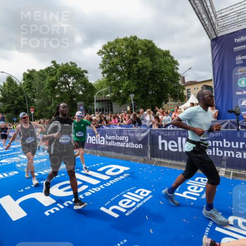 29.06.2025 - hella hamburg halbmarathon Zöllner http://msf.ph/oto/8447374 29.06.2025 10:58:04 Ziel 1200, 1611, 2025, 3093, 3141, 3575, 4319, 4579, 6531, 6892, 7159, 7189, 8089, 10036, 11832, 12378, 12773, 13465, 14881, 15090, 15527, 18762 meine-sportfotos.de