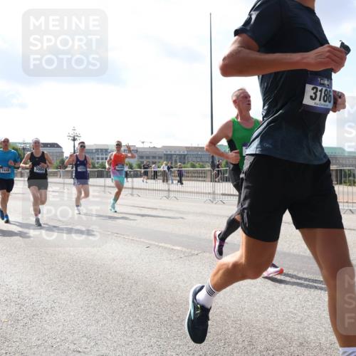 29.06.2025 - hella hamburg halbmarathon Lena Gebhardt http://msf.ph/oto/8447384 29.06.2025 09:53:36 Lombardsbrücke 7448, 3004, 3186, 1466, 1558, 1735, 1750, 1759, 2234, 2270, 2365, 2402, 2516, 2623, 2823, 2890, 2937, 3004, 3146, 3186, 3414, 4091, 4140, 4247, 4310, 4553, 4949, 4997, 5022, 5115, 5132, 5362, 5460, 5532, 5623, 5624, 5650, 5692, 6071, 6081, 6203, 6282, 6309, 6375, 6388, 6460, 6575, 6903, 7204, 7322, 7385, 7448, 7450, 7480, 7765, 8023, 8063, 8269, 8664, 9030, 9126, 9626, 9633, 9723, 9965, 10792, 11077, 13009 meine-sportfotos.de