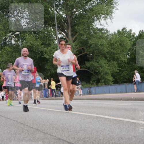 29.06.2025 - hella hamburg halbmarathon Luisa Fischer http://msf.ph/oto/8447389 29.06.2025 10:29:41 Kennedybrücke 8962, 3617, 11699, 1479, 1973, 3617, 4358, 6159, 6637, 8281, 10465 meine-sportfotos.de