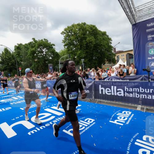 29.06.2025 - hella hamburg halbmarathon Zöllner http://msf.ph/oto/8447409 29.06.2025 10:58:04 Ziel 1200, 1611, 2025, 3093, 3141, 3575, 4319, 4579, 6531, 6892, 7159, 7189, 8089, 10036, 11832, 12378, 12773, 13465, 14881, 15090, 15527, 18762 meine-sportfotos.de