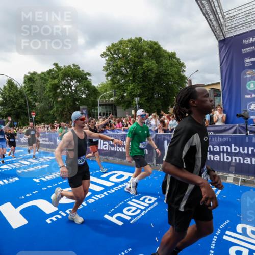 29.06.2025 - hella hamburg halbmarathon Zöllner http://msf.ph/oto/8447429 29.06.2025 10:58:04 Ziel 1200, 1611, 2025, 3093, 3141, 3575, 4319, 4579, 6531, 6892, 7159, 7189, 8089, 10036, 11832, 12378, 12773, 13465, 14881, 15090, 15527, 18762 meine-sportfotos.de