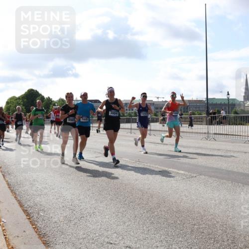 29.06.2025 - hella hamburg halbmarathon Lena Gebhardt http://msf.ph/oto/8447442 29.06.2025 09:53:36 Lombardsbrücke 3004, 1466, 1558, 1735, 1750, 1759, 2234, 2270, 2365, 2402, 2516, 2623, 2823, 2890, 2937, 3004, 3146, 3186, 3414, 4091, 4140, 4247, 4310, 4553, 4949, 4997, 5022, 5115, 5132, 5362, 5460, 5532, 5623, 5624, 5650, 5692, 6071, 6081, 6203, 6282, 6309, 6375, 6388, 6460, 6575, 6903, 7204, 7322, 7385, 7448, 7450, 7480, 7765, 8023, 8063, 8269, 8664, 9030, 9126, 9626, 9633, 9723, 9965, 10792, 11077, 13009 meine-sportfotos.de