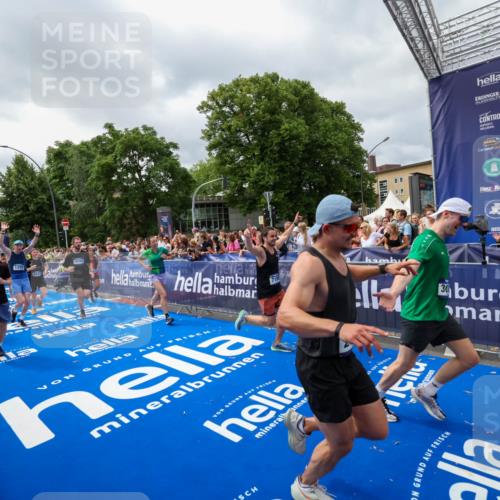 29.06.2025 - hella hamburg halbmarathon Zöllner http://msf.ph/oto/8447443 29.06.2025 10:58:04 Ziel 1200, 1611, 2025, 3093, 3141, 3575, 4319, 4579, 6531, 6892, 7159, 7189, 8089, 10036, 11832, 12378, 12773, 13465, 14881, 15090, 15527, 18762 meine-sportfotos.de