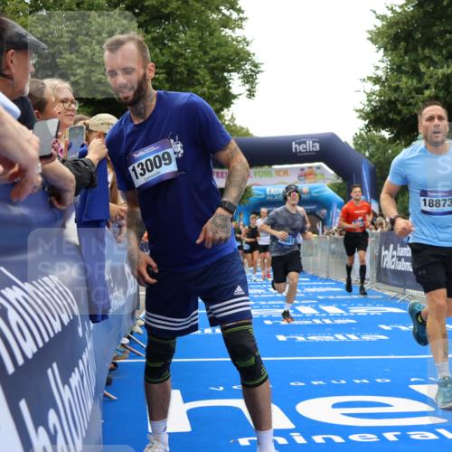 29.06.2025 - hella hamburg halbmarathon Strokosch-Dieckow http://msf.ph/oto/8447478 29.06.2025 10:48:53 Ziel 1381, 1452, 1884, 1892, 2260, 3213, 3985, 7067, 8821, 8889, 9482, 9661, 9695, 11519, 12421, 12534, 13009, 13183, 13688, 13976, 15309, 16653, 17007, 18873 meine-sportfotos.de