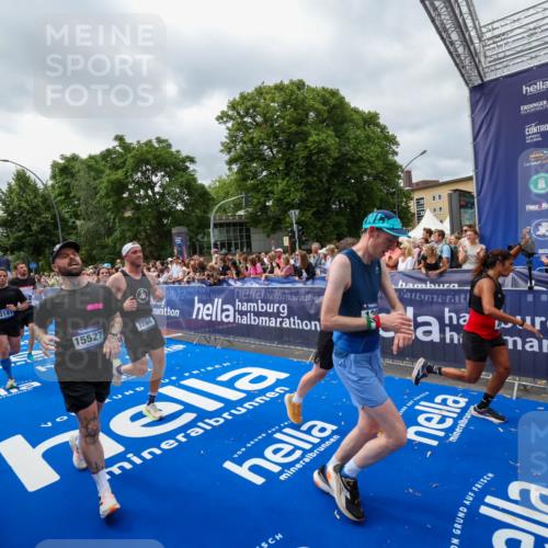 29.06.2025 - hella hamburg halbmarathon Zöllner http://msf.ph/oto/8447524 29.06.2025 10:58:07 Ziel 1200, 1563, 1611, 3141, 4319, 4579, 6531, 6892, 8089, 10036, 10408, 11832, 12378, 12773, 13465, 13666, 15090, 15189, 15527, 18762 meine-sportfotos.de
