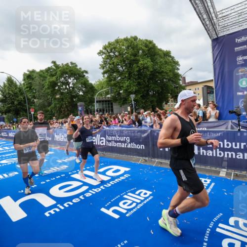 29.06.2025 - hella hamburg halbmarathon Zöllner http://msf.ph/oto/8447545 29.06.2025 10:58:08 Ziel 1563, 1611, 3141, 4319, 4579, 6531, 6892, 8089, 10036, 10408, 11832, 12773, 13666, 15090, 15189, 15527 meine-sportfotos.de
