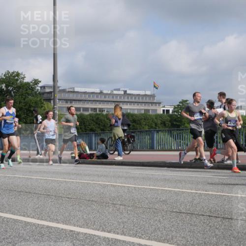 29.06.2025 - hella hamburg halbmarathon Luisa Fischer http://msf.ph/oto/8447547 29.06.2025 09:47:50 Kennedybrücke 13618, 5887, 1230, 16755, 4749, 2689, 4129, 4679, 4698, 4749, 6358, 7481, 8190, 10017 meine-sportfotos.de