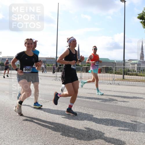 29.06.2025 - hella hamburg halbmarathon Lena Gebhardt http://msf.ph/oto/8447623 29.06.2025 09:53:38 Lombardsbrücke 9723, 9965, 16084, 1466, 1558, 1750, 1759, 2234, 2270, 2365, 2402, 2516, 2623, 2823, 2890, 2937, 3004, 3146, 3186, 3414, 4091, 4140, 4247, 4310, 4553, 4949, 4997, 5022, 5115, 5362, 5460, 5532, 5623, 5624, 5650, 5692, 6071, 6203, 6282, 6309, 6375, 6388, 6460, 6575, 6903, 7167, 7204, 7322, 7385, 7448, 7450, 7480, 7765, 8023, 8063, 8269, 8664, 9030, 9043, 9126, 9626, 9633, 9723, 9965, 10792, 11077, 11936, 13009 meine-sportfotos.de