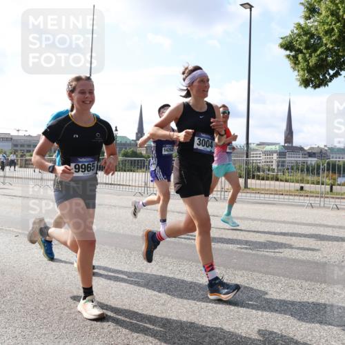 29.06.2025 - hella hamburg halbmarathon Lena Gebhardt http://msf.ph/oto/8447645 29.06.2025 09:53:38 Lombardsbrücke 9965, 14262, 3004, 1466, 1558, 1750, 1759, 2234, 2270, 2365, 2402, 2516, 2623, 2823, 2890, 2937, 3004, 3146, 3186, 3414, 4091, 4140, 4247, 4310, 4553, 4949, 4997, 5022, 5115, 5362, 5460, 5532, 5623, 5624, 5650, 5692, 6071, 6203, 6282, 6309, 6375, 6388, 6460, 6575, 6903, 7167, 7204, 7322, 7385, 7448, 7450, 7480, 7765, 8023, 8063, 8269, 8664, 9030, 9043, 9126, 9626, 9633, 9723, 9965, 10792, 11077, 11936, 13009 meine-sportfotos.de