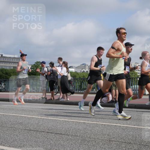 29.06.2025 - hella hamburg halbmarathon Luisa Fischer http://msf.ph/oto/8447662 29.06.2025 09:47:54 Kennedybrücke 8190, 136, 57, 4129, 4749, 5187, 8190, 10876 meine-sportfotos.de
