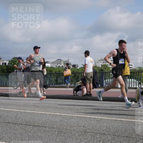 29.06.2025 - hella hamburg halbmarathon Luisa Fischer http://msf.ph/oto/8447677 29.06.2025 09:47:54 Kennedybrücke 8190, 1780, 57, 4129, 4749, 5187, 8190, 10876 meine-sportfotos.de