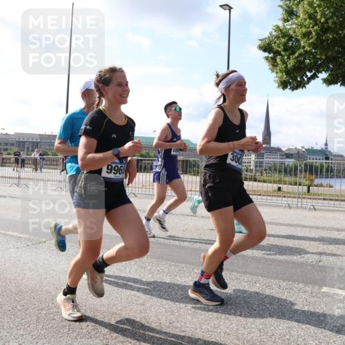 29.06.2025 - hella hamburg halbmarathon Lena Gebhardt http://msf.ph/oto/8447686 29.06.2025 09:53:38 Lombardsbrücke 9965, 14262, 300, 1466, 1558, 1750, 1759, 2234, 2270, 2365, 2402, 2516, 2623, 2823, 2890, 2937, 3004, 3146, 3186, 3414, 4091, 4140, 4247, 4310, 4553, 4949, 4997, 5022, 5115, 5362, 5460, 5532, 5623, 5624, 5650, 5692, 6071, 6203, 6282, 6309, 6375, 6388, 6460, 6575, 6903, 7167, 7204, 7322, 7385, 7448, 7450, 7480, 7765, 8023, 8063, 8269, 8664, 9030, 9043, 9126, 9626, 9633, 9723, 9965, 10792, 11077, 11936, 13009 meine-sportfotos.de