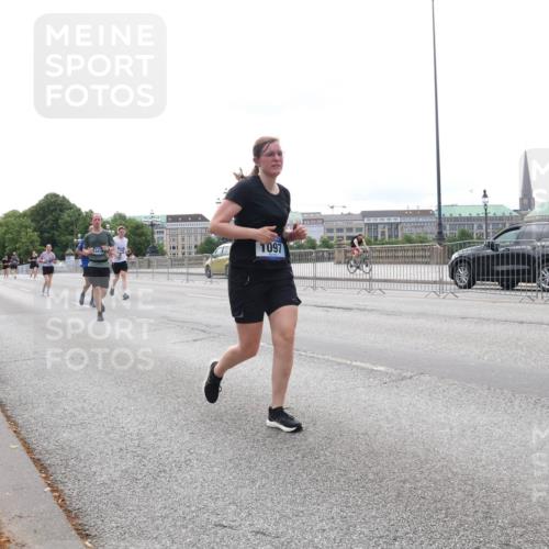 29.06.2025 - hella hamburg halbmarathon Lena Gebhardt http://msf.ph/oto/8447687 29.06.2025 10:30:18 Lombardsbrücke 1097, 1097, 1547, 1647, 1694, 2302, 2754, 2755, 2901, 3443, 3573, 3613, 4575, 4580, 4819, 5063, 5322, 6344, 6598, 6616, 6626, 8792, 8941, 9095, 10162, 10880, 12305, 12349, 12350, 12460, 12461, 12504, 12537, 12687, 12688, 12710, 13031, 13418, 14304, 14421, 15757, 15789, 15938, 16182, 16504, 16601, 16604, 16735, 16769, 16864, 17529, 18046, 18503, 18671 meine-sportfotos.de
