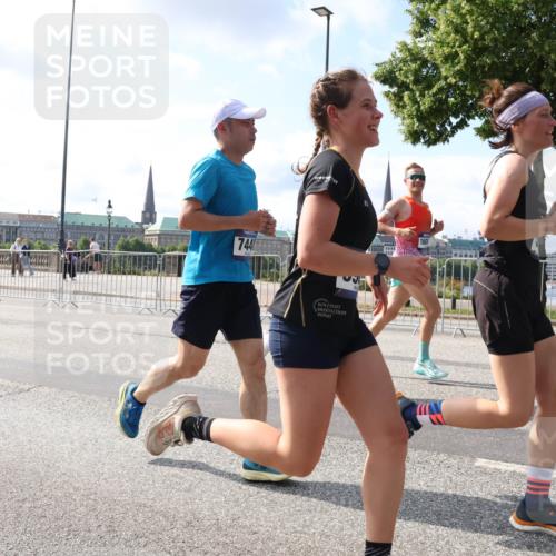 29.06.2025 - hella hamburg halbmarathon Lena Gebhardt http://msf.ph/oto/8447699 29.06.2025 09:53:38 Lombardsbrücke 744, 160, 1466, 1558, 1750, 1759, 2234, 2270, 2365, 2402, 2516, 2623, 2823, 2890, 2937, 3004, 3146, 3186, 3414, 4091, 4140, 4247, 4310, 4553, 4949, 4997, 5022, 5115, 5362, 5460, 5532, 5623, 5624, 5650, 5692, 6071, 6203, 6282, 6309, 6375, 6388, 6460, 6575, 6903, 7167, 7204, 7322, 7385, 7448, 7450, 7480, 7765, 8023, 8063, 8269, 8664, 9030, 9043, 9126, 9626, 9633, 9723, 9965, 10792, 11077, 11936, 13009 meine-sportfotos.de