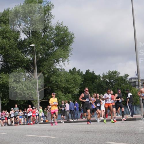 29.06.2025 - hella hamburg halbmarathon Luisa Fischer http://msf.ph/oto/8447709 29.06.2025 09:48:01 Kennedybrücke 7965, 719, 1550, 57, 1686, 1707, 5187, 5550, 6878, 7186, 7880, 7965, 10484, 10876 meine-sportfotos.de