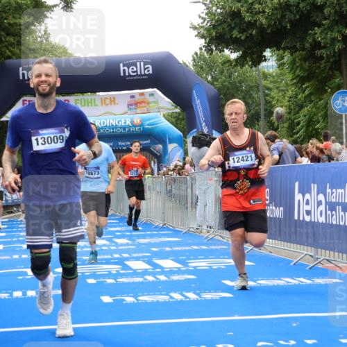29.06.2025 - hella hamburg halbmarathon Strokosch-Dieckow http://msf.ph/oto/8447714 29.06.2025 10:48:51 Ziel 1094, 1381, 1452, 1884, 1892, 2260, 3213, 3985, 7067, 8889, 9482, 9661, 11519, 12421, 12533, 12534, 13009, 13183, 13976, 15309, 16653, 17007, 18873 meine-sportfotos.de