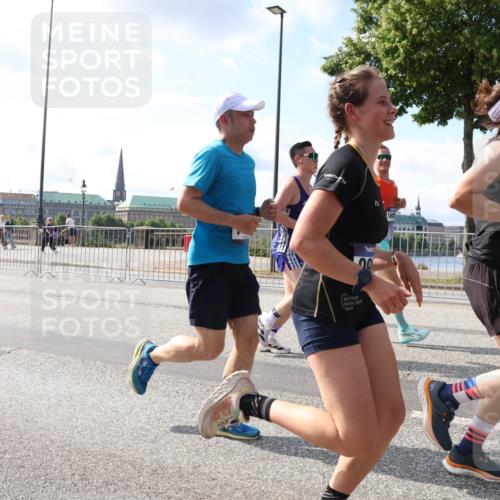 29.06.2025 - hella hamburg halbmarathon Lena Gebhardt http://msf.ph/oto/8447720 29.06.2025 09:53:38 Lombardsbrücke 1466, 1558, 1750, 1759, 2234, 2270, 2365, 2402, 2516, 2623, 2823, 2890, 2937, 3004, 3146, 3186, 3414, 4091, 4140, 4247, 4310, 4553, 4949, 4997, 5022, 5115, 5362, 5460, 5532, 5623, 5624, 5650, 5692, 6071, 6203, 6282, 6309, 6375, 6388, 6460, 6575, 6903, 7167, 7204, 7322, 7385, 7448, 7450, 7480, 7765, 8023, 8063, 8269, 8664, 9030, 9043, 9126, 9626, 9633, 9723, 9965, 10792, 11077, 11936, 13009 meine-sportfotos.de