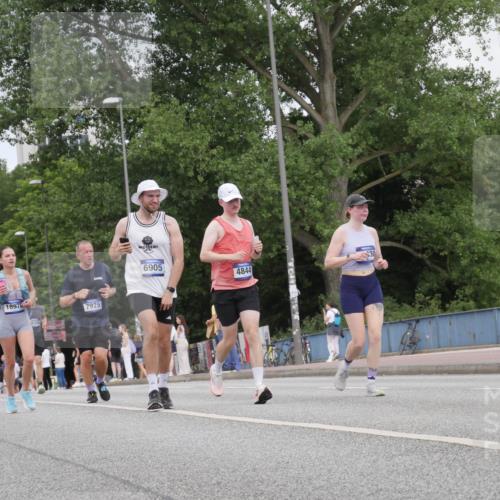 29.06.2025 - hella hamburg halbmarathon Luisa Fischer http://msf.ph/oto/8447739 29.06.2025 10:29:58 Kennedybrücke 18971, 7929, 2775, 2306, 6905, 4844, 1300, 2306, 2775, 4844, 6905, 7929, 8306, 8674, 9811, 10104 meine-sportfotos.de
