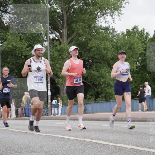 29.06.2025 - hella hamburg halbmarathon Luisa Fischer http://msf.ph/oto/8447755 29.06.2025 10:29:59 Kennedybrücke 18976, 7929, 6905, 4844, 330, 1300, 2306, 2775, 4844, 6625, 6905, 7929, 8306, 8674, 10104 meine-sportfotos.de